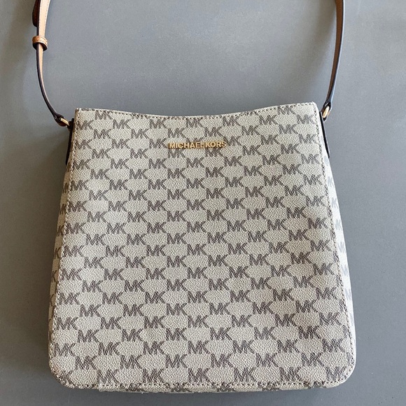 Michael Kors Jet Set Messenger - Picture 2 of 5